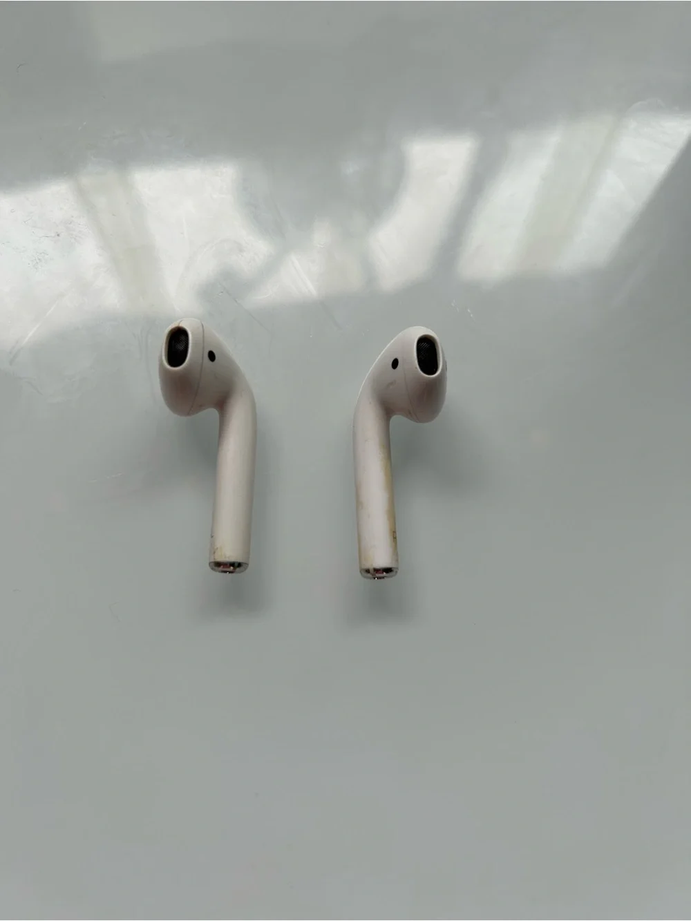 Apple White Wireless Earbuds Charging Case and headphones